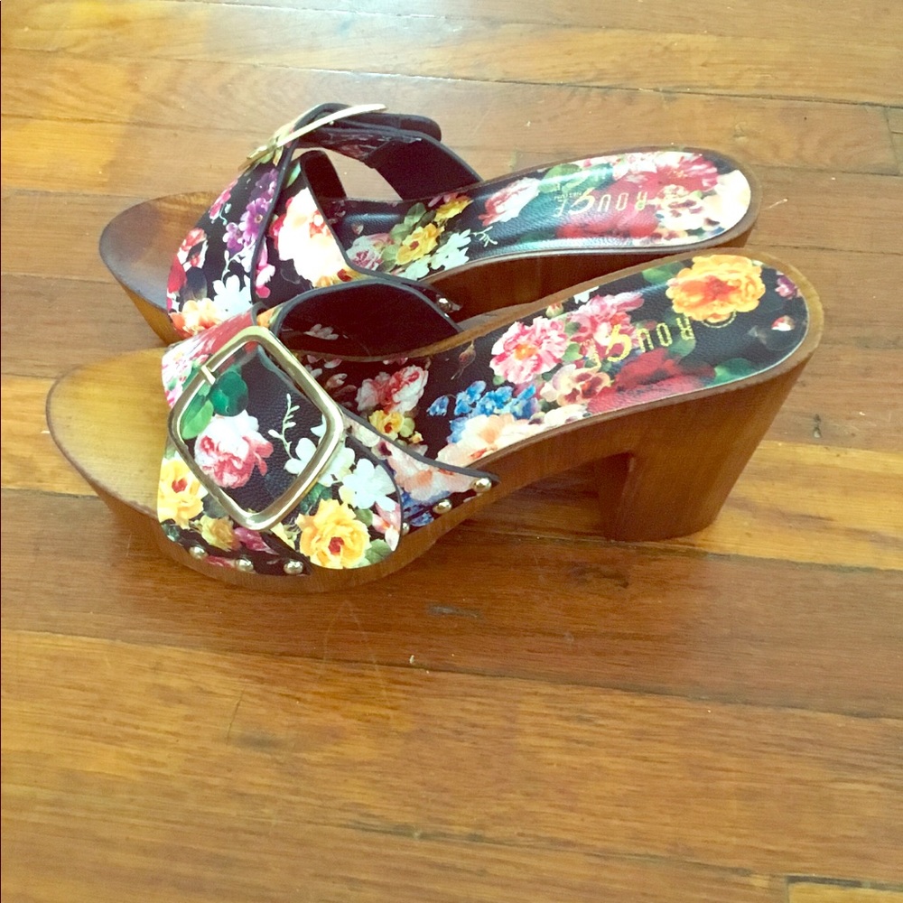 Rouge flower print slide on wedges